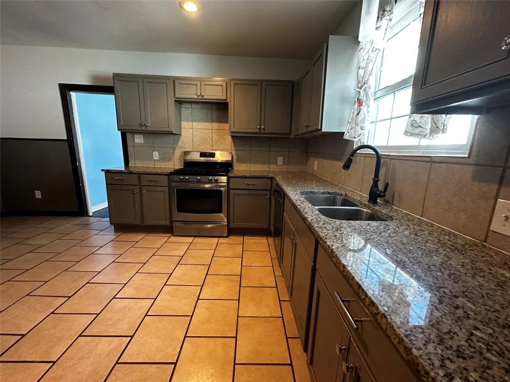 1009 E Humbolt Street Fort Worth, TX 76104
