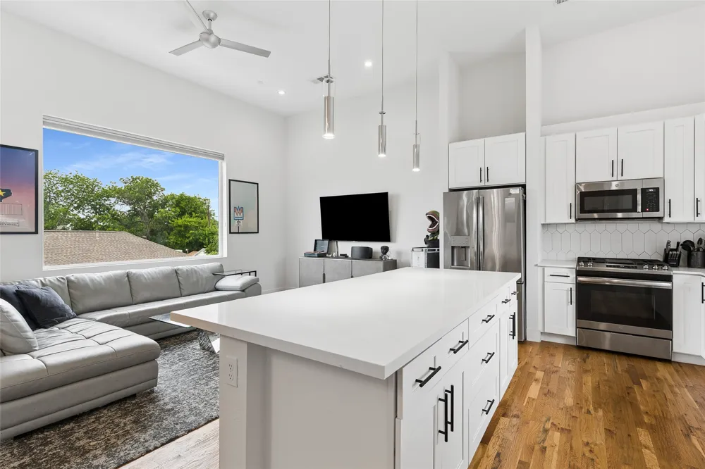 2611 Hondo Avenue #101 Dallas, TX 75219