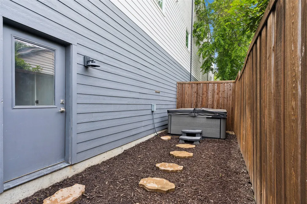 2611 Hondo Avenue #101 Dallas, TX 75219