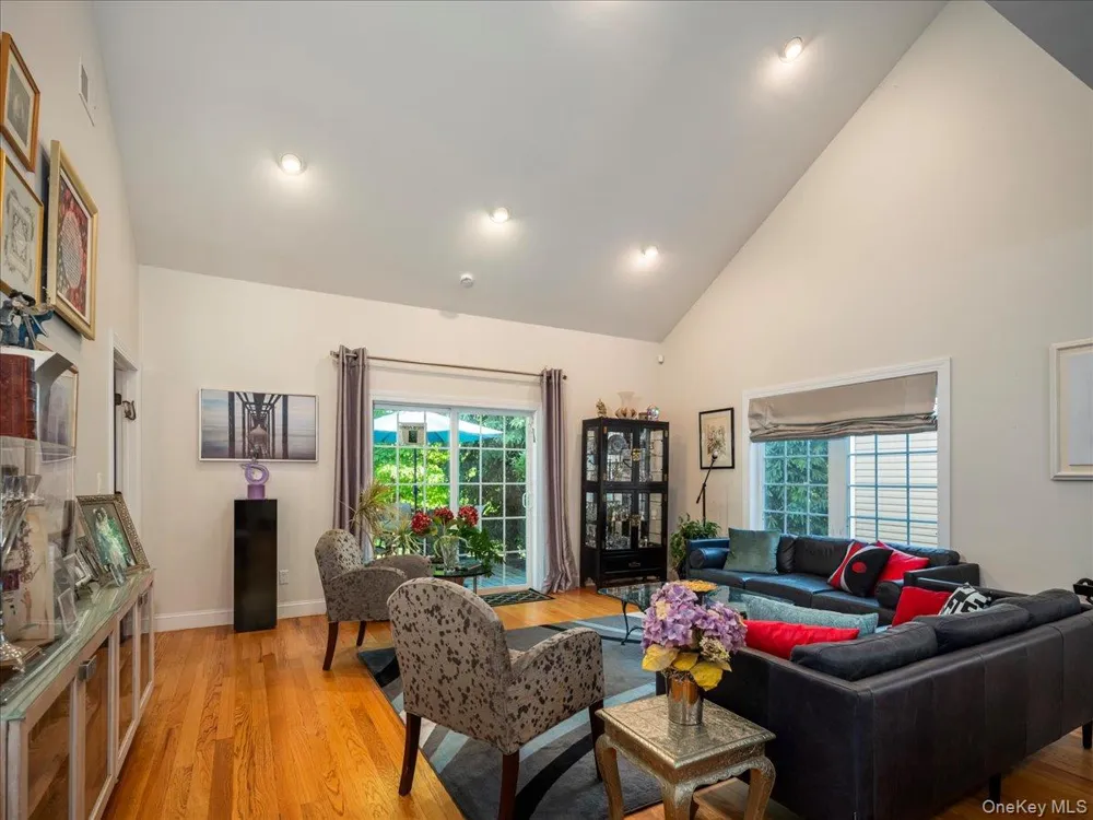 6 WESTMINSTER WAY Pomona, NY 10970