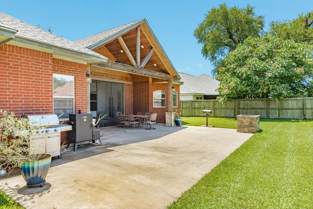 101 Mallard Dr Clute, TX 77531