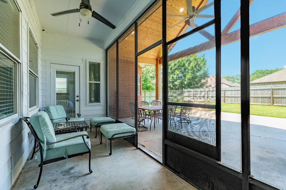 101 Mallard Dr Clute, TX 77531