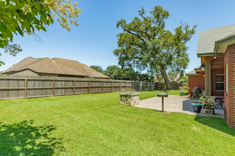 101 Mallard Dr Clute, TX 77531