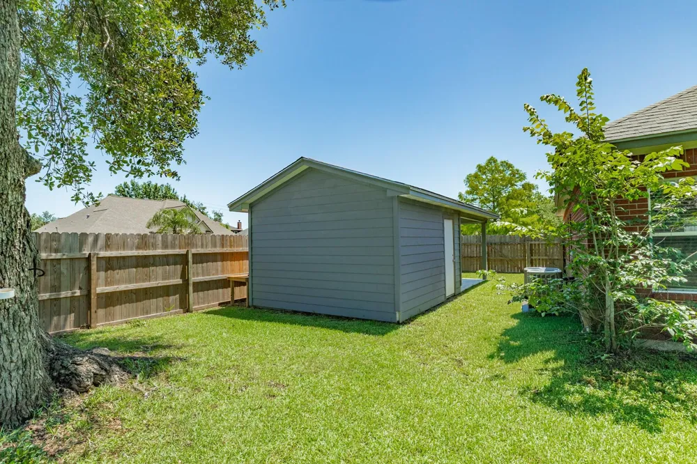 101 Mallard Dr Clute, TX 77531
