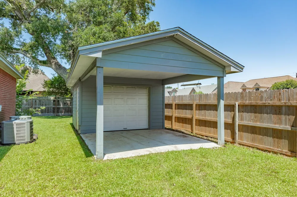 101 Mallard Dr Clute, TX 77531