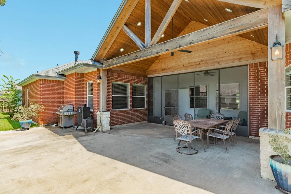 101 Mallard Dr Clute, TX 77531