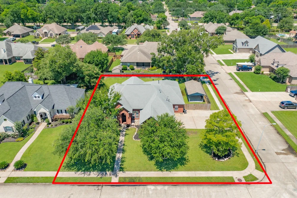 101 Mallard Dr Clute, TX 77531