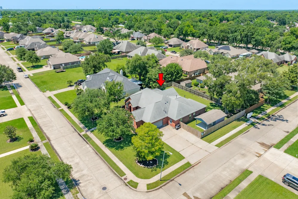 101 Mallard Dr Clute, TX 77531