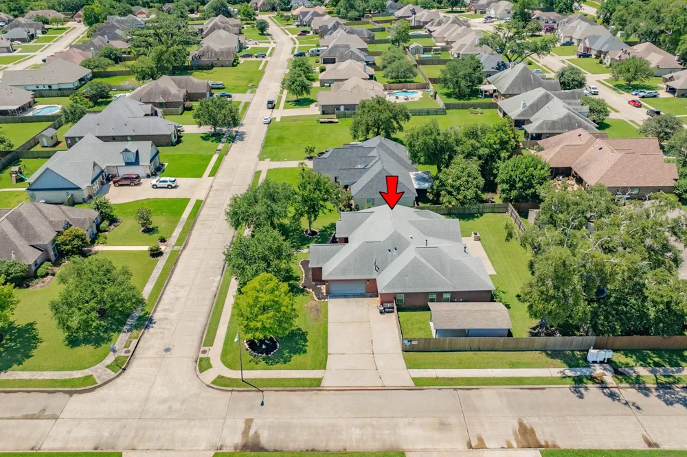 101 Mallard Dr Clute, TX 77531
