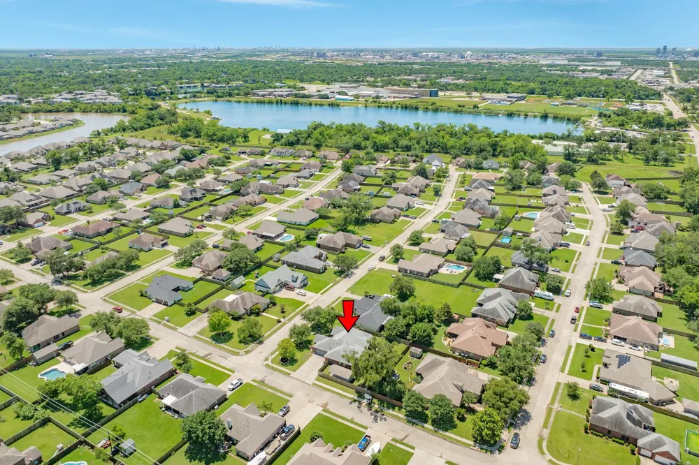 101 Mallard Dr Clute, TX 77531