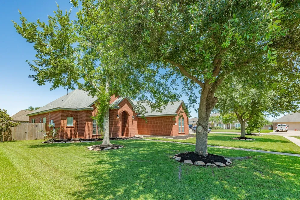 101 Mallard Dr Clute, TX 77531