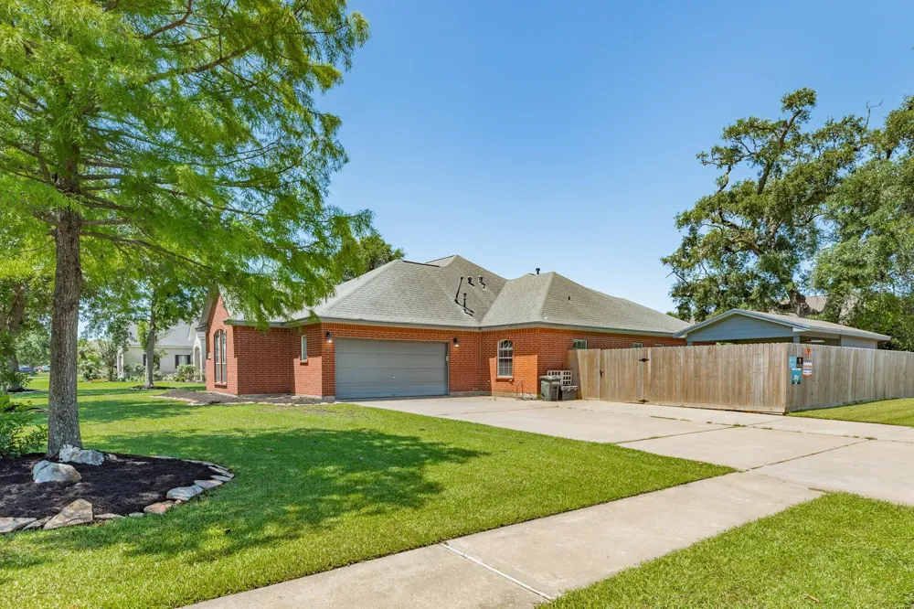 101 Mallard Dr Clute, TX 77531