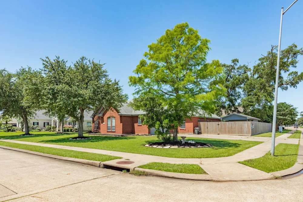 101 Mallard Dr Clute, TX 77531