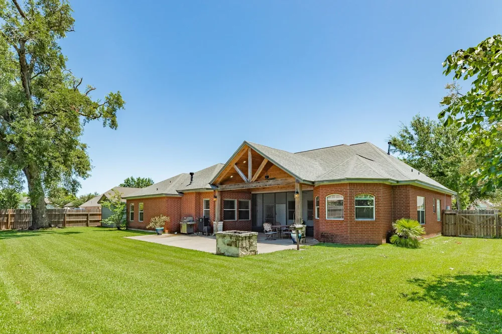 101 Mallard Dr Clute, TX 77531