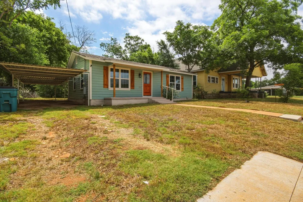 911 S Commercial Avenue Coleman, TX 76834
