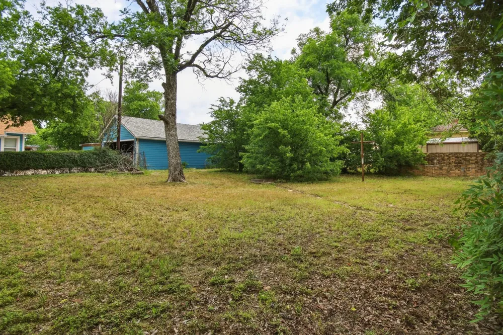 911 S Commercial Avenue Coleman, TX 76834