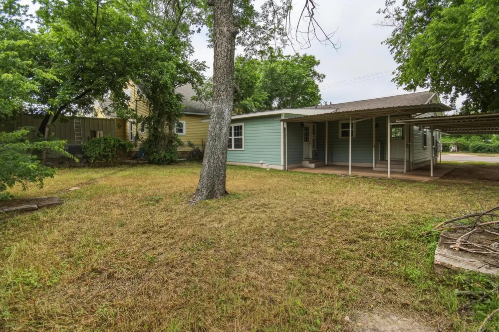 911 S Commercial Avenue Coleman, TX 76834