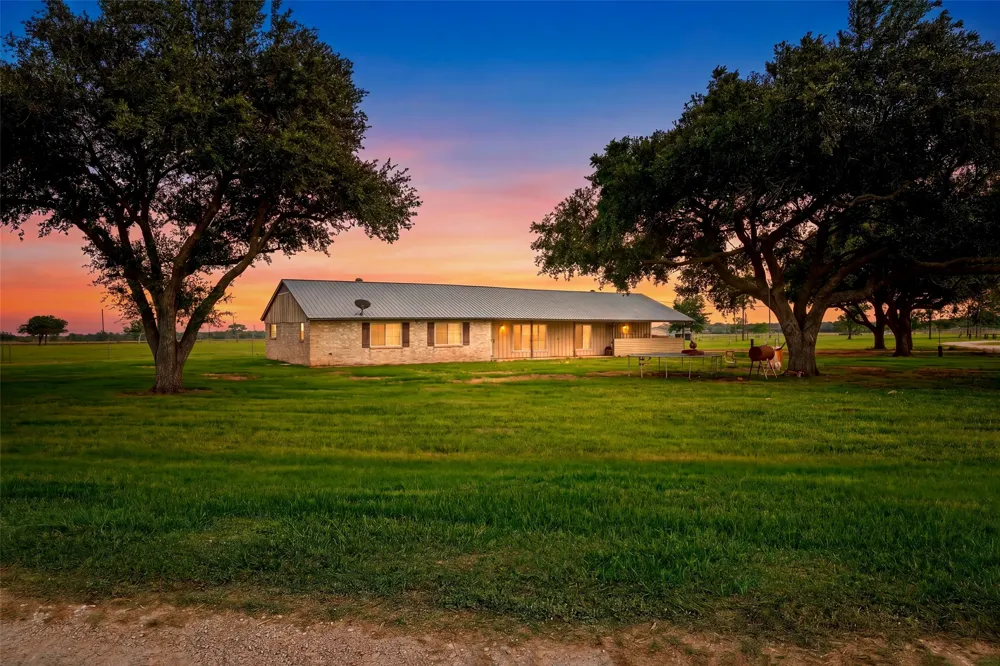 5523 Ehrman Lake Lane Wallis, TX 77485