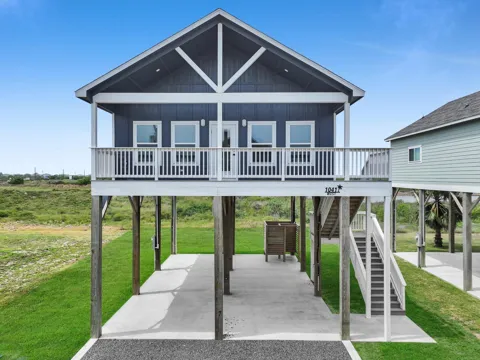 1042 Victoria Lane