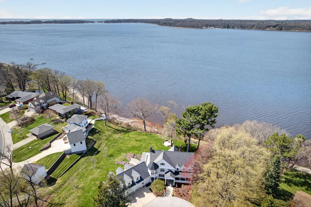 5592 S Shore Drive Whitehall, MI 49461