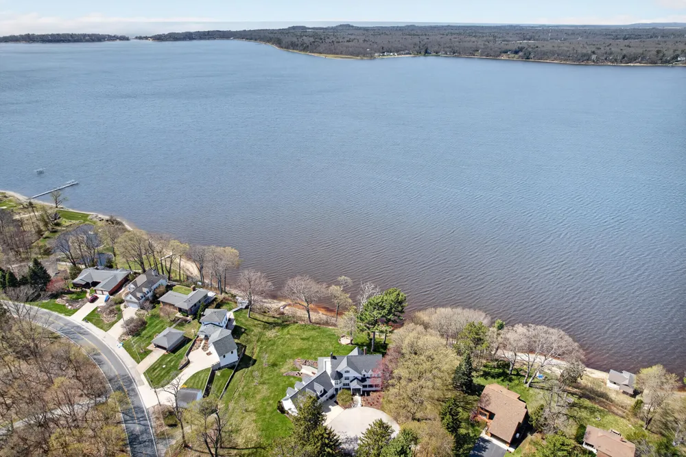 5592 S Shore Drive Whitehall, MI 49461