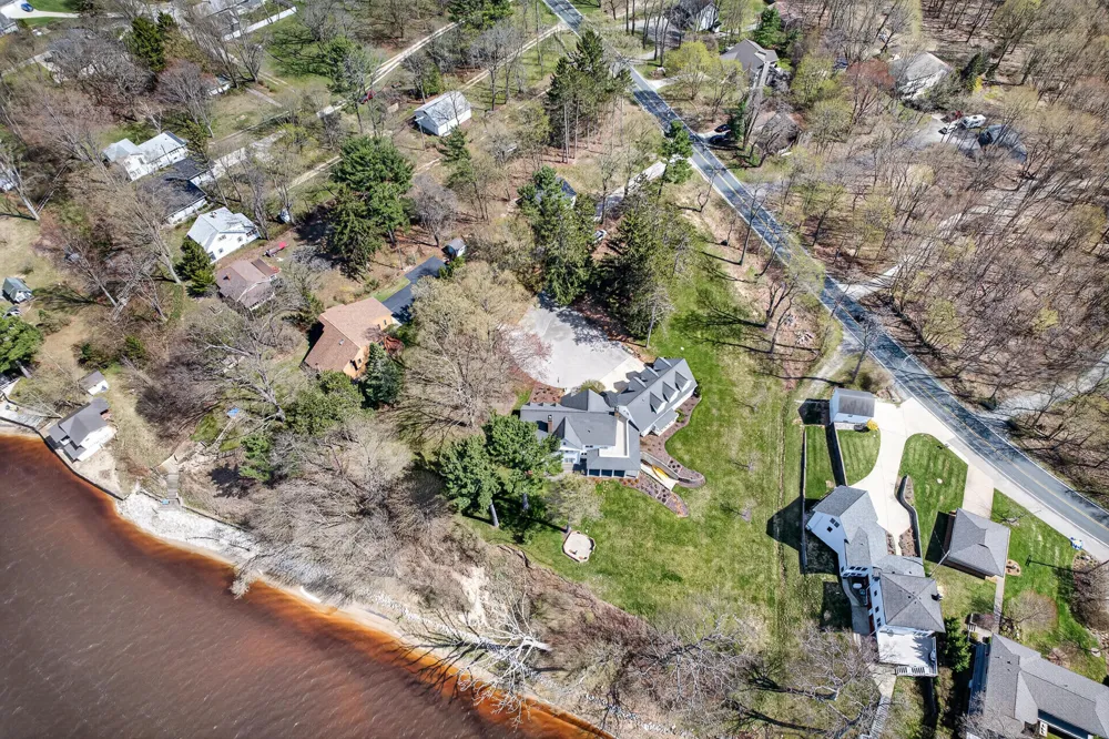 5592 S Shore Drive Whitehall, MI 49461