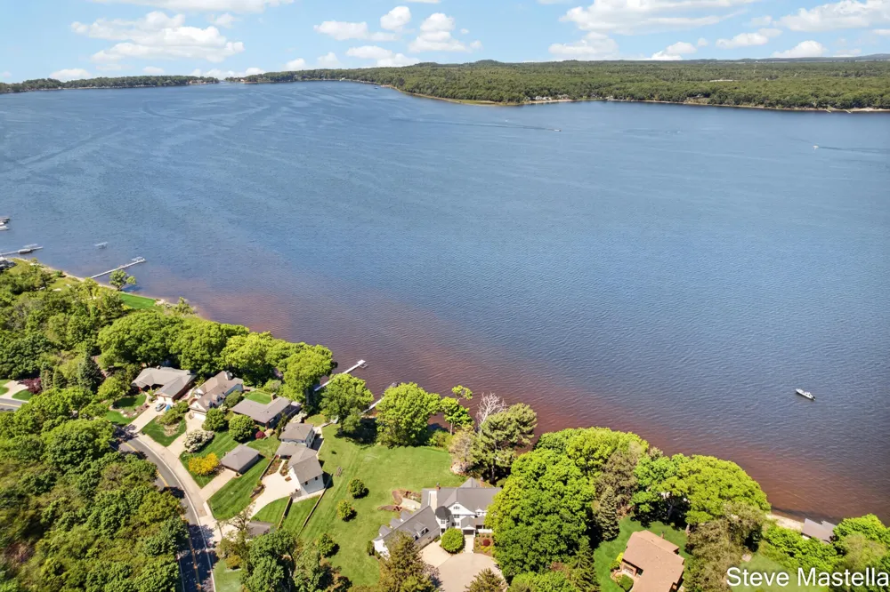 5592 S Shore Drive Whitehall, MI 49461