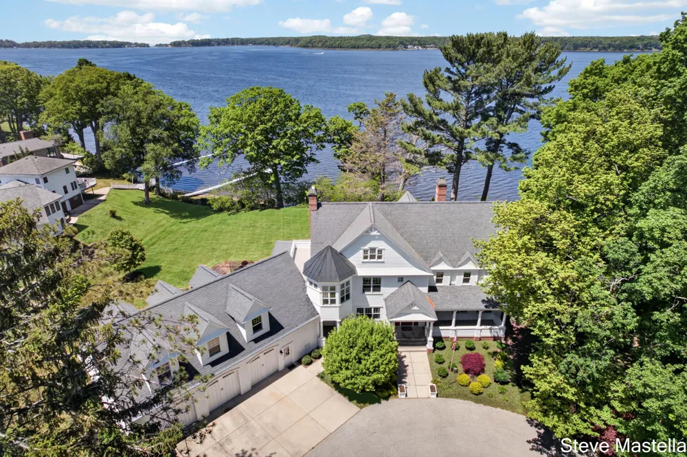 5592 S Shore Drive Whitehall, MI 49461