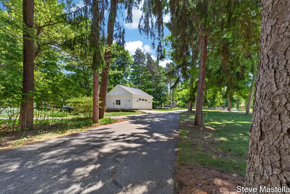 5592 S Shore Drive Whitehall, MI 49461