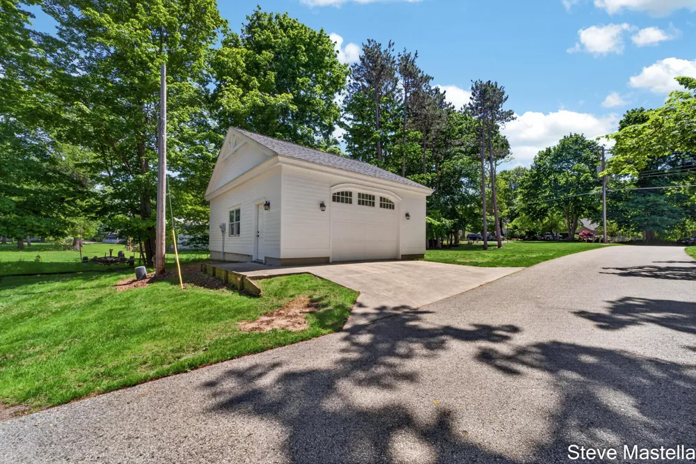 5592 S Shore Drive Whitehall, MI 49461