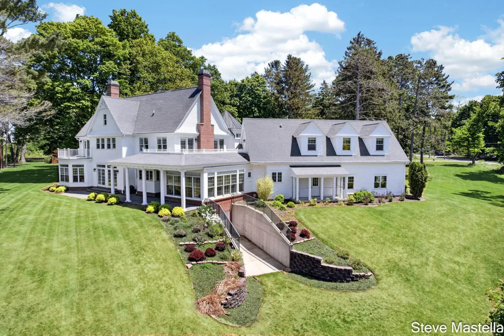 5592 S Shore Drive Whitehall, MI 49461