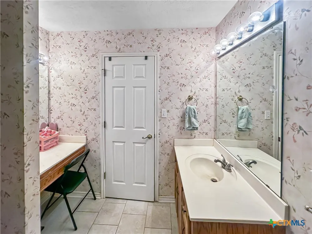 704 S Market Street Flatonia, TX 78941