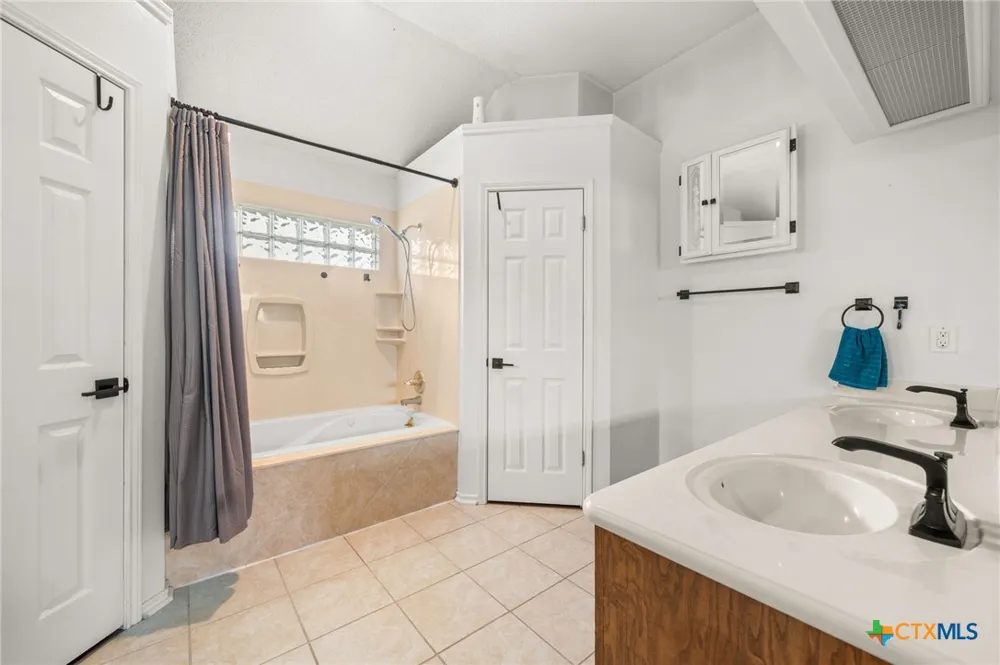 381 Norwood Drive Woodway, TX 76712