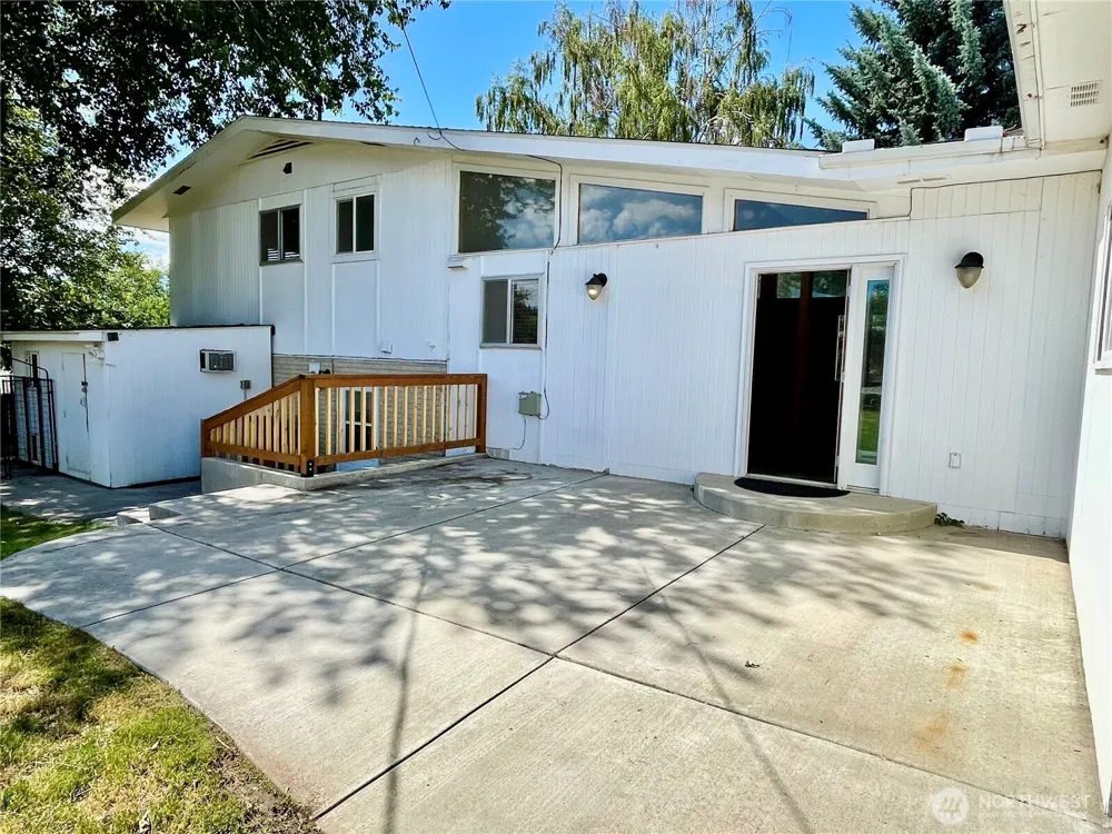 810 E Spring Dayton, WA 99328