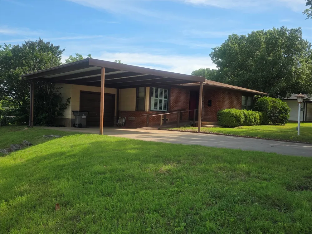 1213 Hillcrest Drive Graham, TX 76450