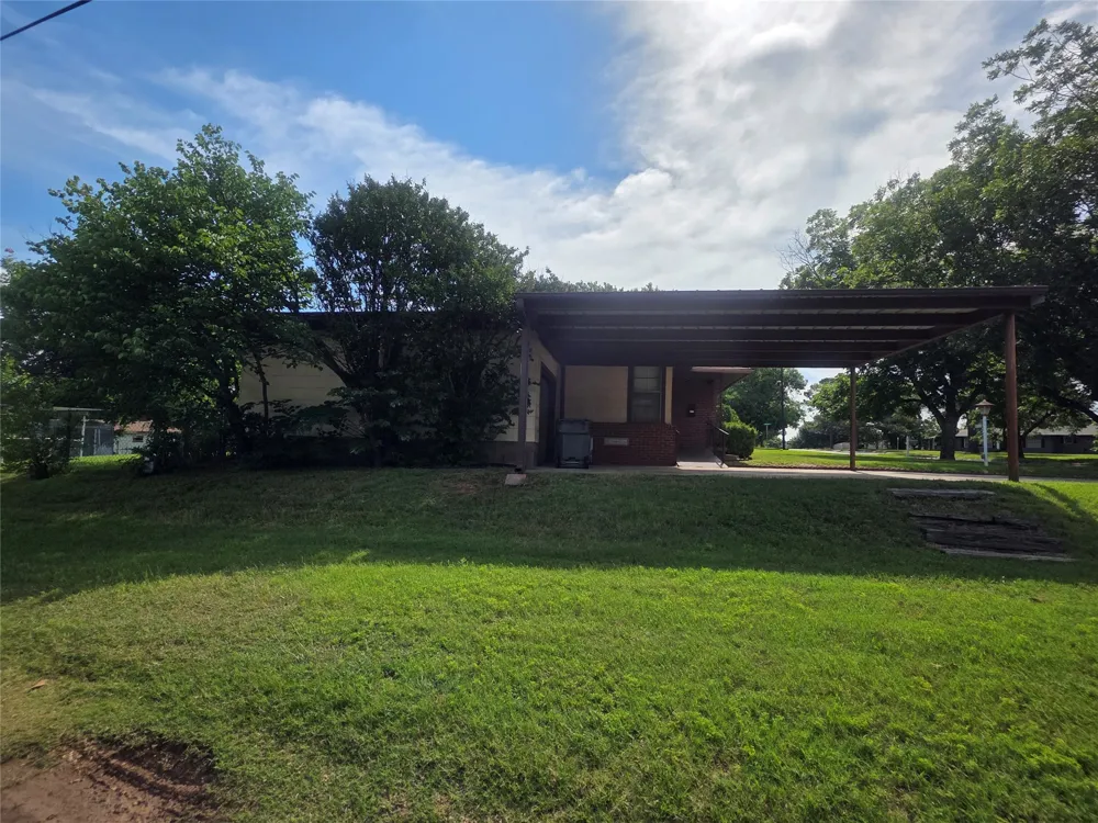 1213 Hillcrest Drive Graham, TX 76450