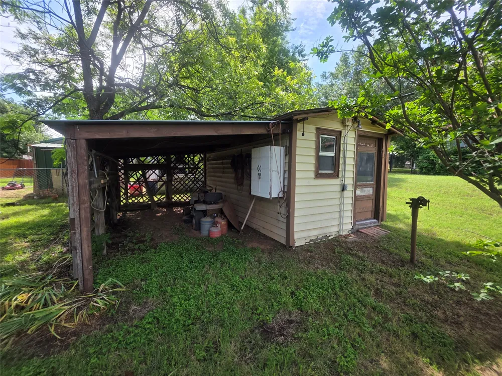 1213 Hillcrest Drive Graham, TX 76450