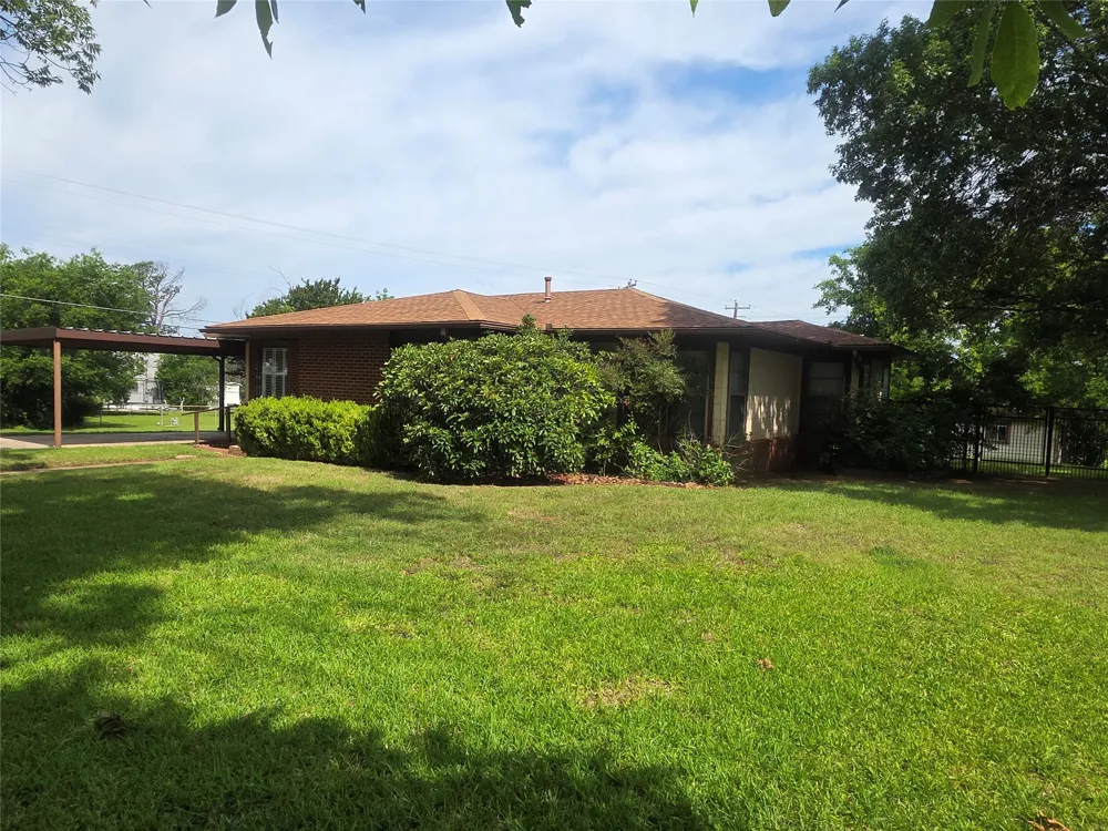 1213 Hillcrest Drive Graham, TX 76450