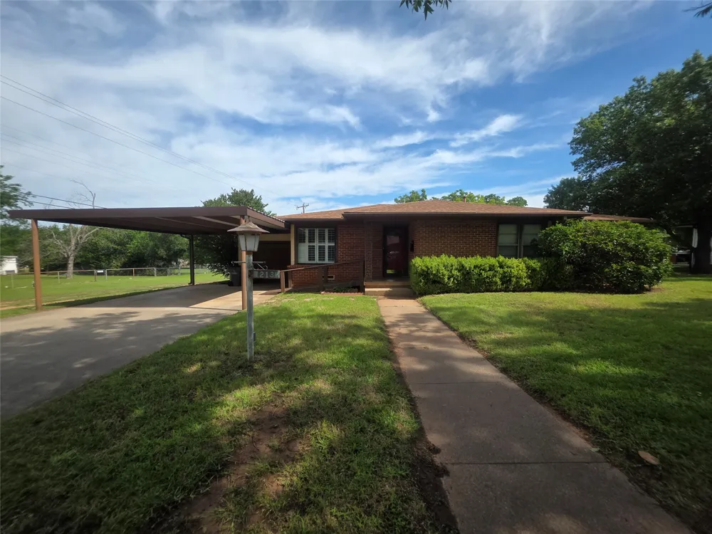 1213 Hillcrest Drive Graham, TX 76450