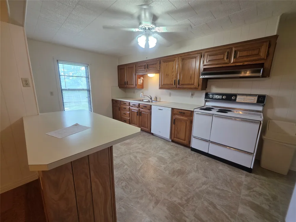 1213 Hillcrest Drive Graham, TX 76450