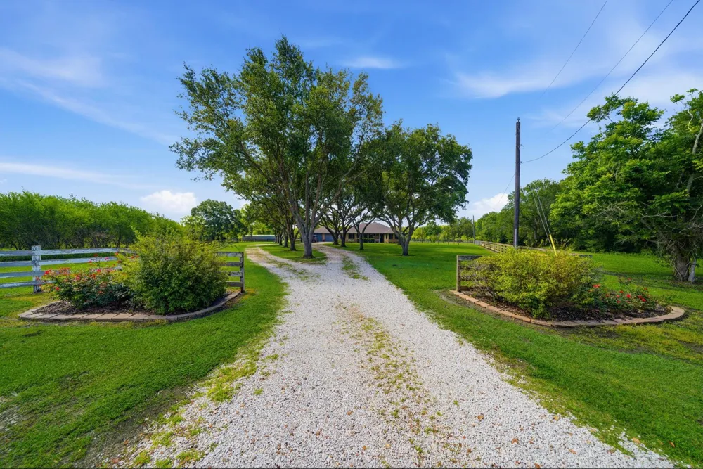 1711 Eagle Nest Acres Drive Wallis, TX 77485