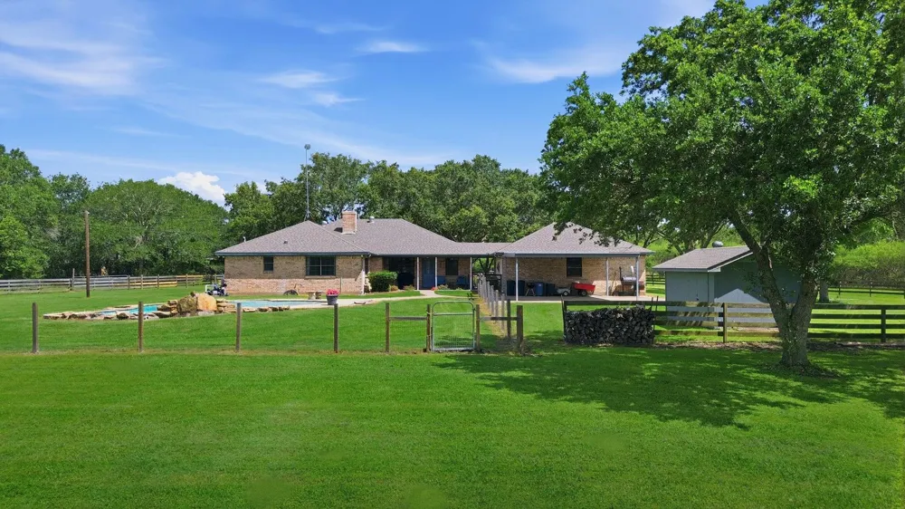 1711 Eagle Nest Acres Drive Wallis, TX 77485