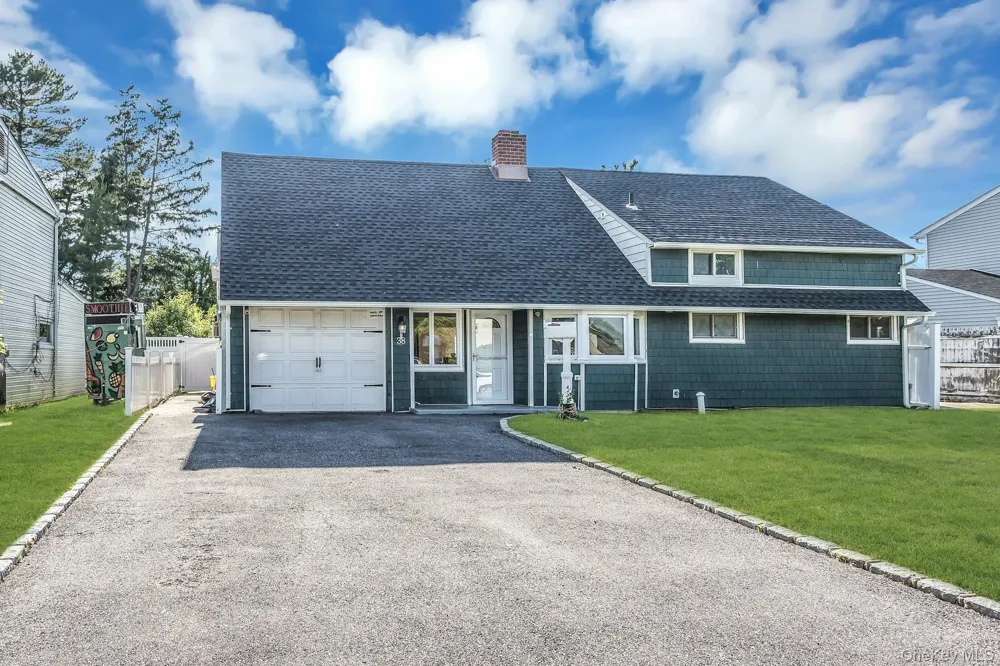 38 Fireplace Lane Hicksville, NY 11801