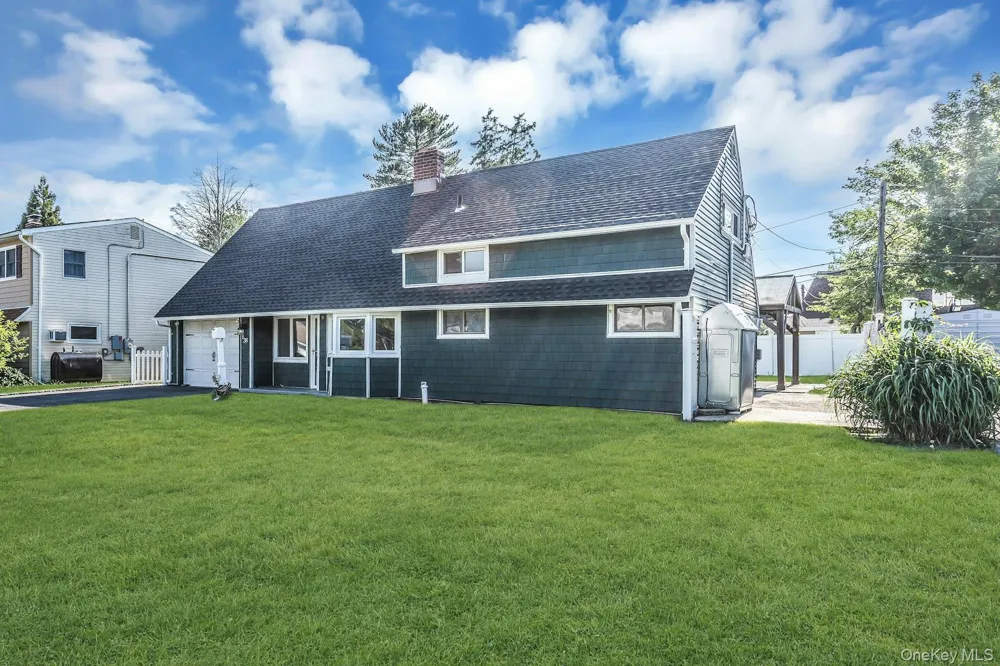 38 Fireplace Lane Hicksville, NY 11801
