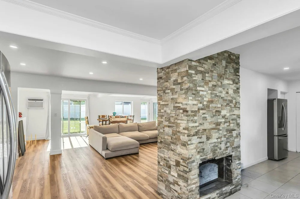 38 Fireplace Lane Hicksville, NY 11801