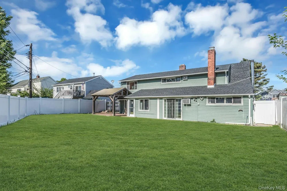 38 Fireplace Lane Hicksville, NY 11801