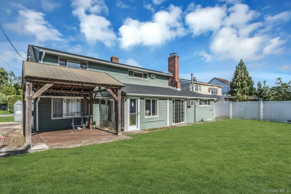 38 Fireplace Lane Hicksville, NY 11801