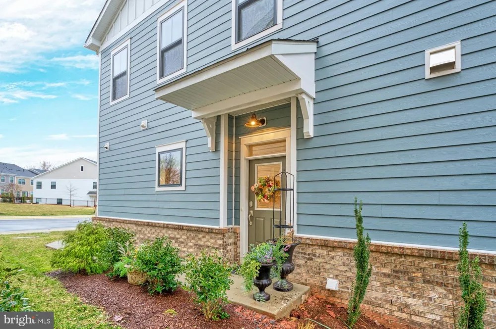 19006 CORAL REEF SQUARE Leesburg, VA 20176