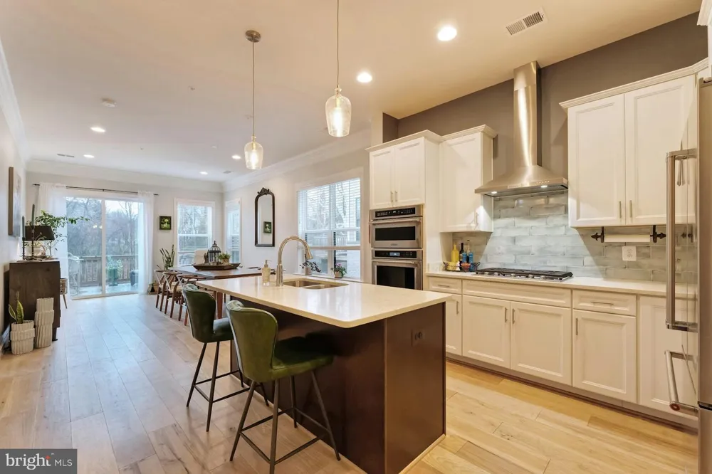 19006 CORAL REEF SQUARE Leesburg, VA 20176