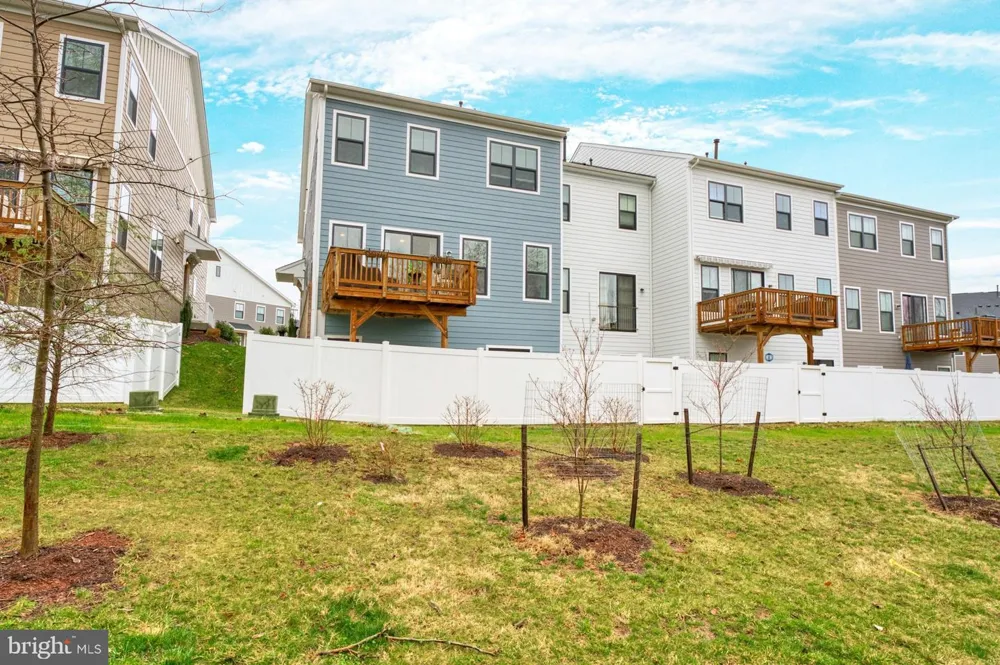 19006 CORAL REEF SQUARE Leesburg, VA 20176